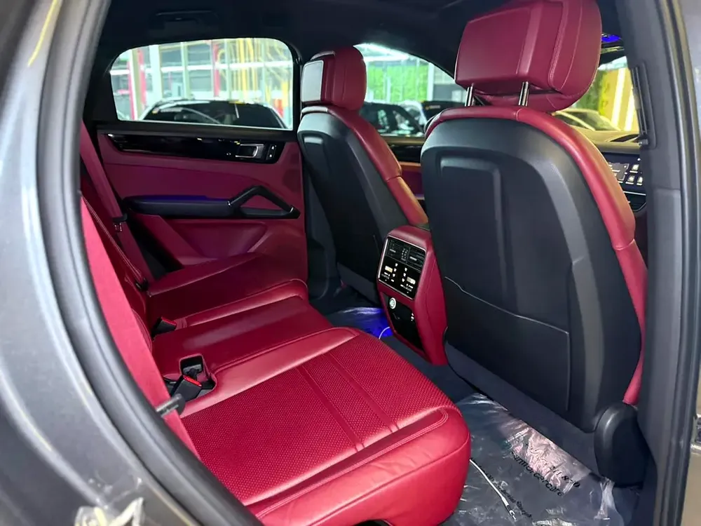 2023 Porsche Cayenne Coupe - GCC Specs - Full service history available - Image 17