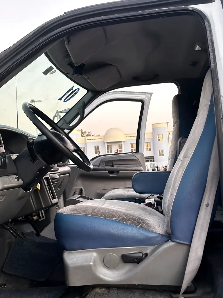 Ford F-650 Super Duty 2006 White (Can Be Converted to Carvan) - Image 10