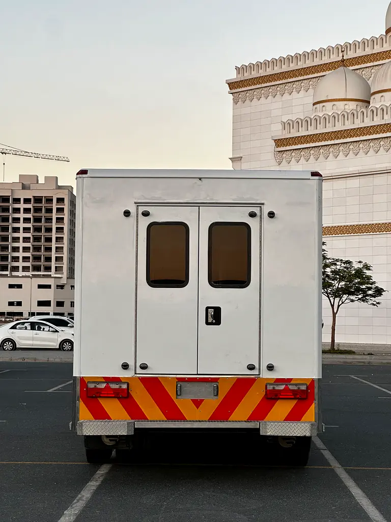 Ford F-650 Super Duty 2006 White (Can Be Converted to Carvan) - Image 4