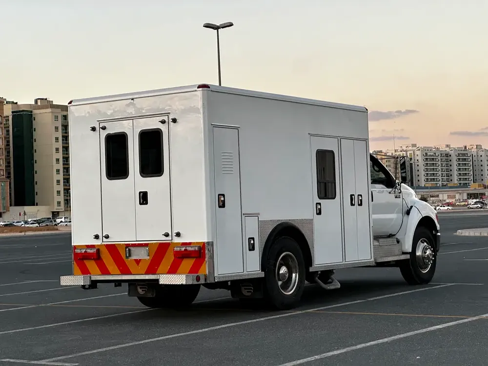 Ford F-650 Super Duty 2006 White (Can Be Converted to Carvan) - Image 5