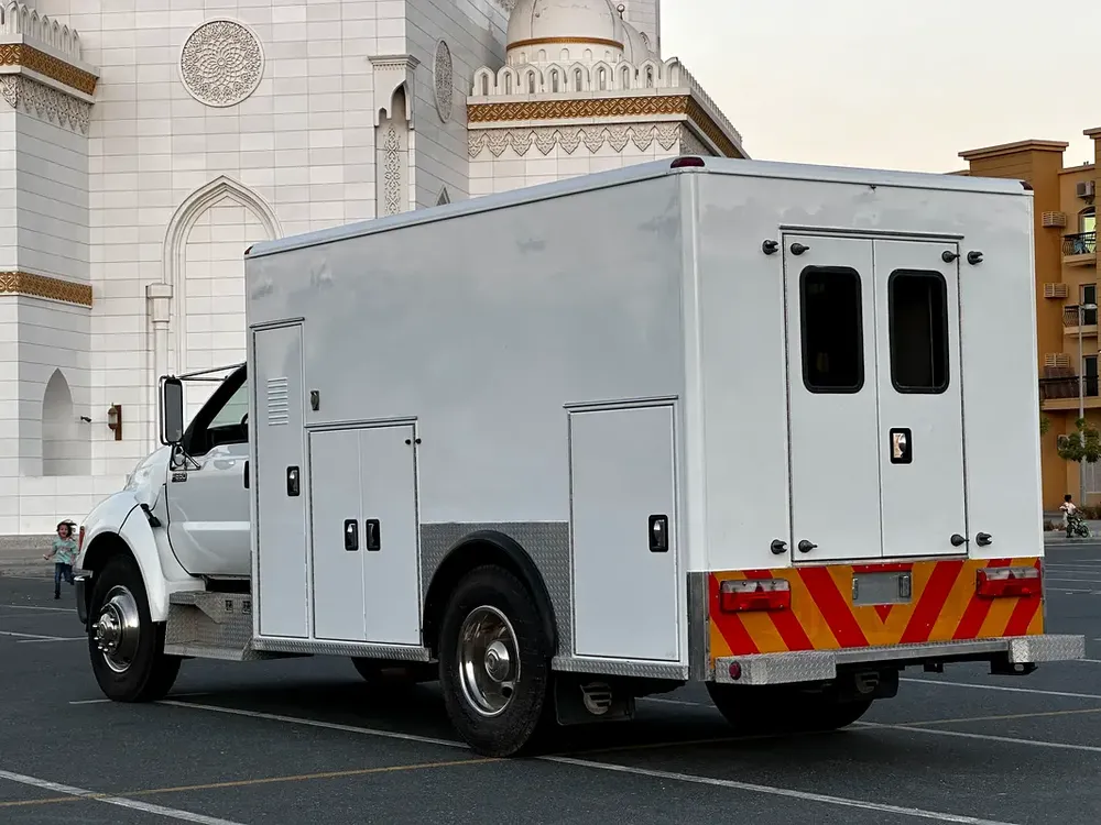 Ford F-650 Super Duty 2006 White (Can Be Converted to Carvan) - Image 6