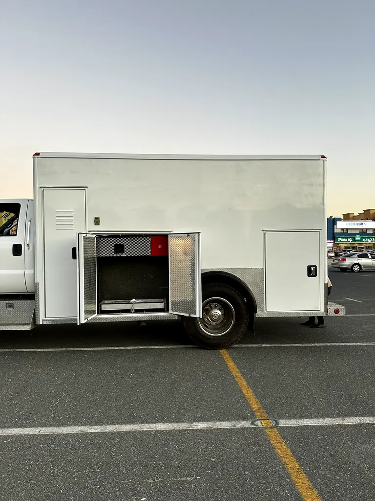 Ford F-650 Super Duty 2006 White (Can Be Converted to Carvan) - Image 7