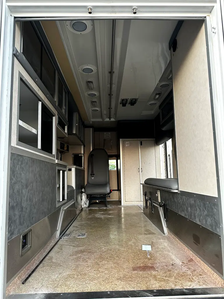 Ford F-650 Super Duty 2006 White (Can Be Converted to Carvan) - Image 8