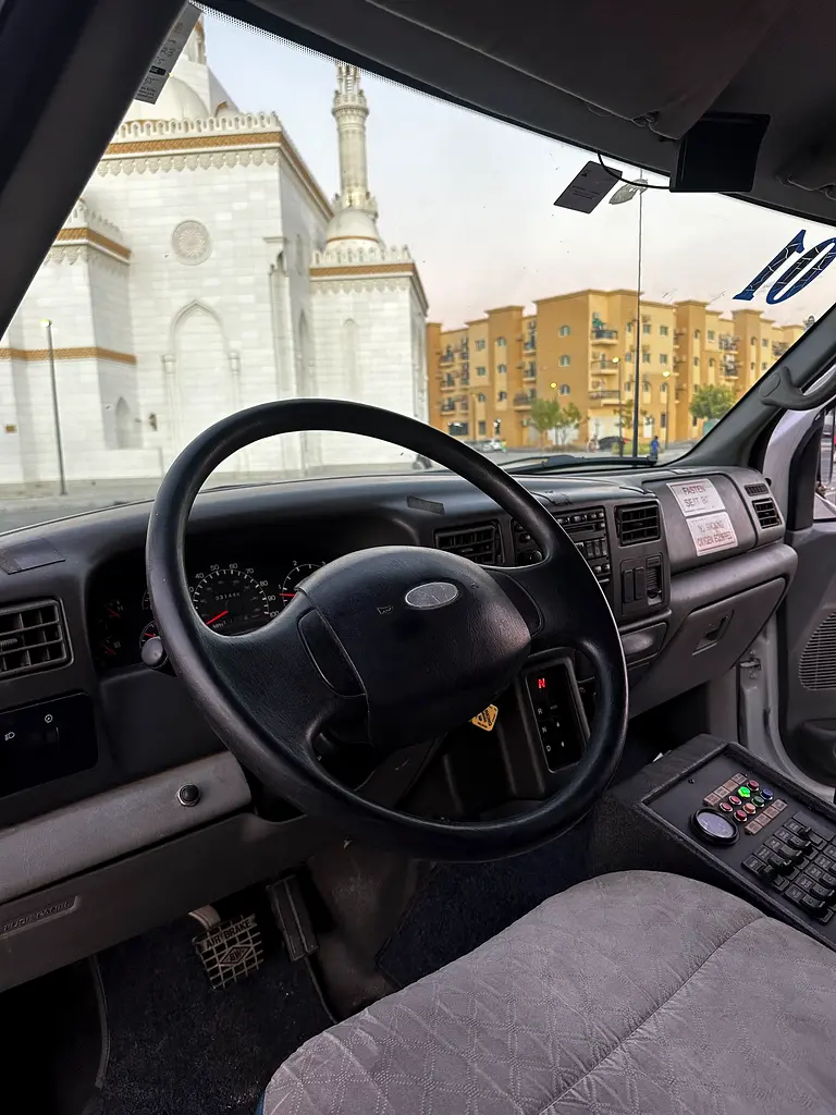 Ford F-650 Super Duty 2006 White (Can Be Converted to Carvan) - Image 9