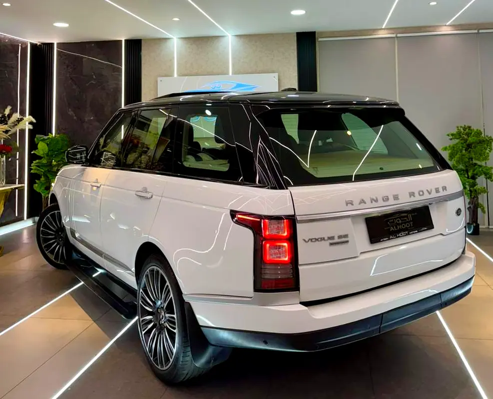 SUPERCHARGED RANGE ROVER VOGUE V8 || GCC II FULLY LOADED || AMAZING || VERY NEAT || LOW MILEAGE - Image 10