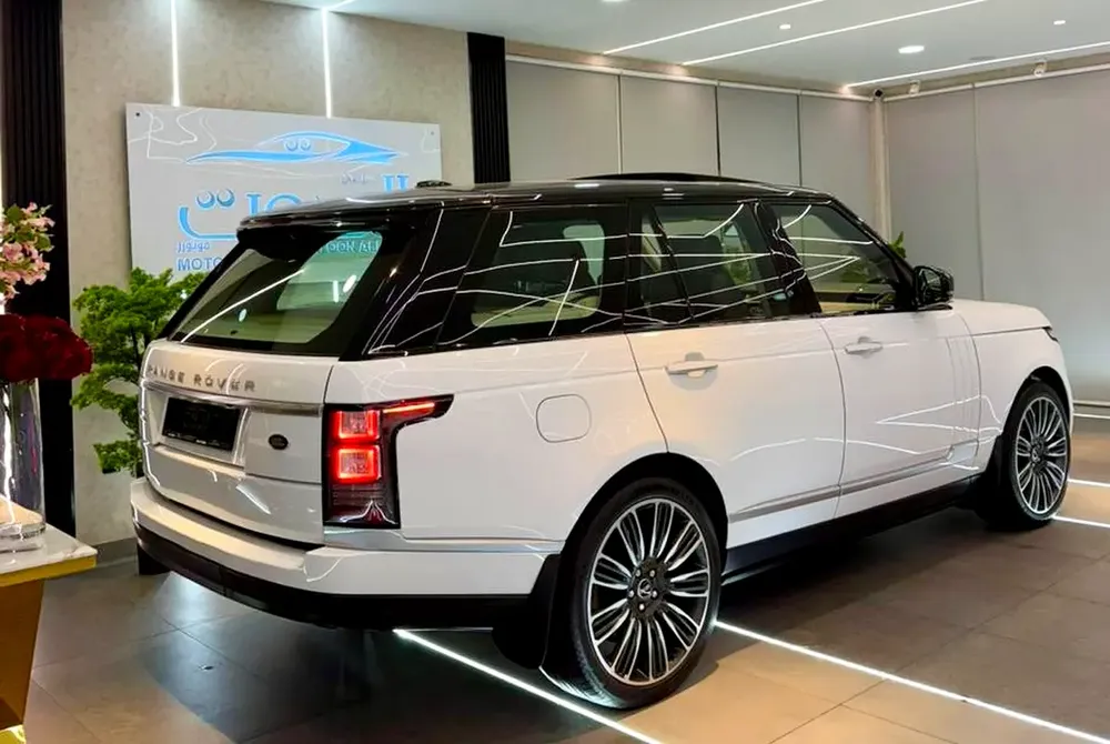 SUPERCHARGED RANGE ROVER VOGUE V8 || GCC II FULLY LOADED || AMAZING || VERY NEAT || LOW MILEAGE - Image 12