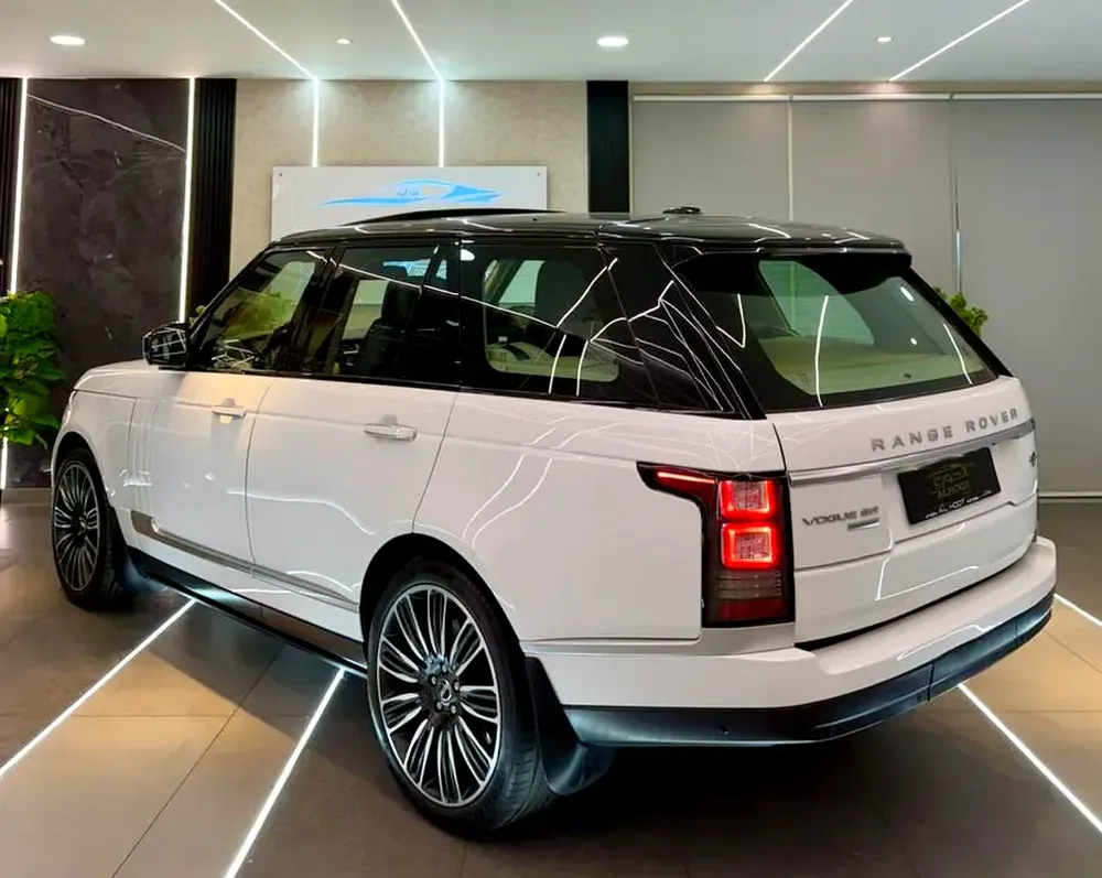 SUPERCHARGED RANGE ROVER VOGUE V8 || GCC II FULLY LOADED || AMAZING || VERY NEAT || LOW MILEAGE - Image 4
