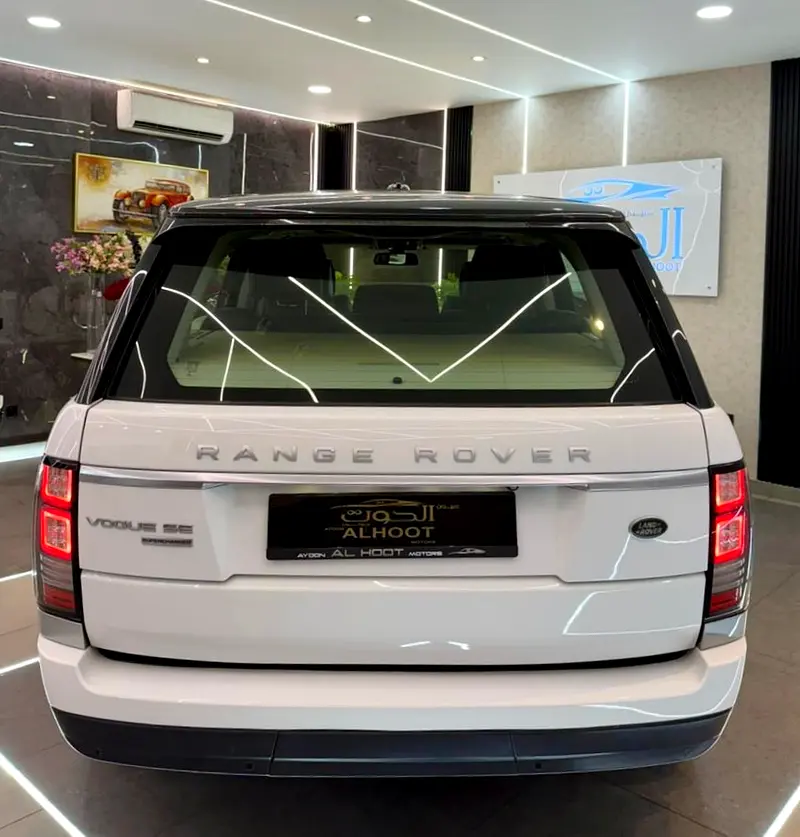 SUPERCHARGED RANGE ROVER VOGUE V8 || GCC II FULLY LOADED || AMAZING || VERY NEAT || LOW MILEAGE - Image 6
