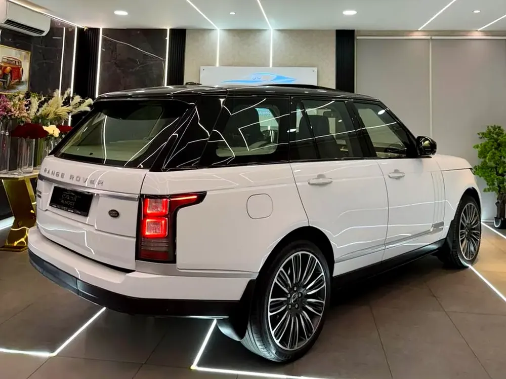 SUPERCHARGED RANGE ROVER VOGUE V8 || GCC II FULLY LOADED || AMAZING || VERY NEAT || LOW MILEAGE - Image 8