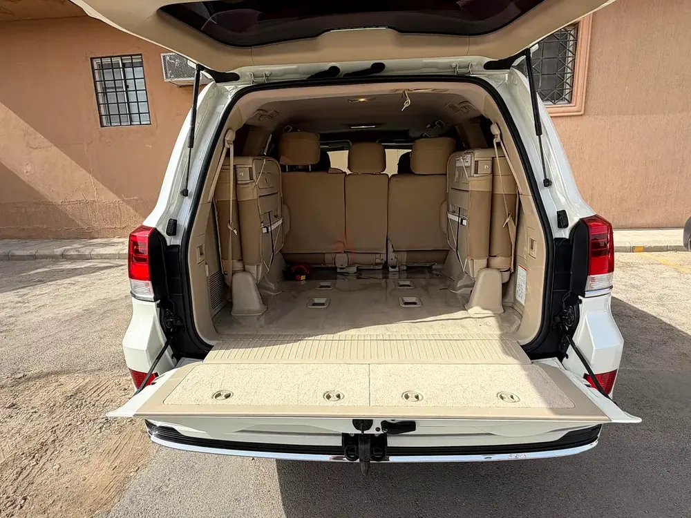 Toyota Land Cruiser GXR 2021, GCC Specs, Excellent Condition, 100% Original Paint - Image 10
