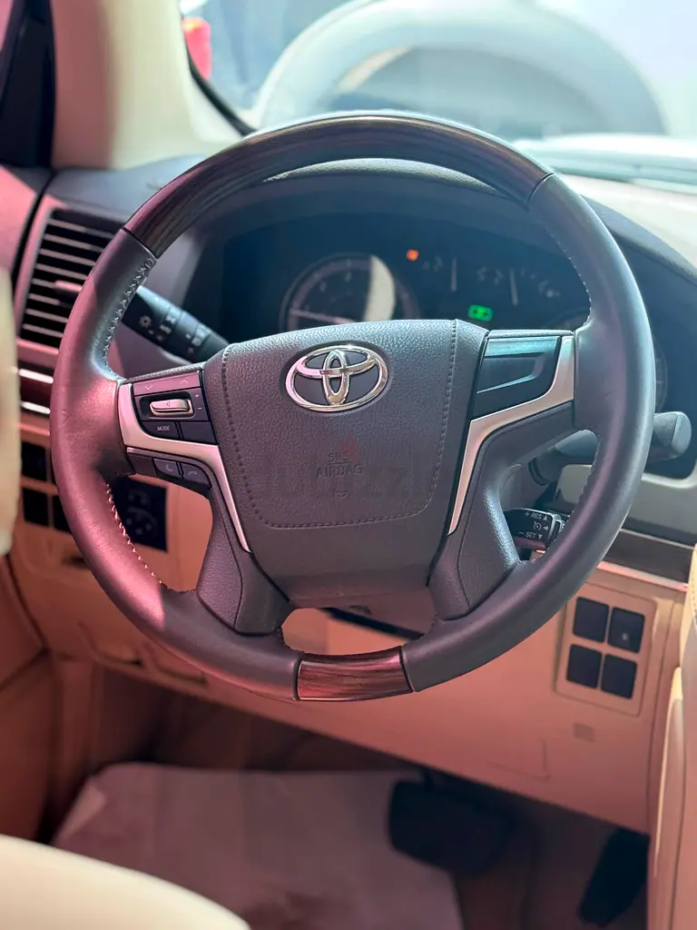 Toyota Land Cruiser GXR 2021, GCC Specs, Excellent Condition, 100% Original Paint - Image 11
