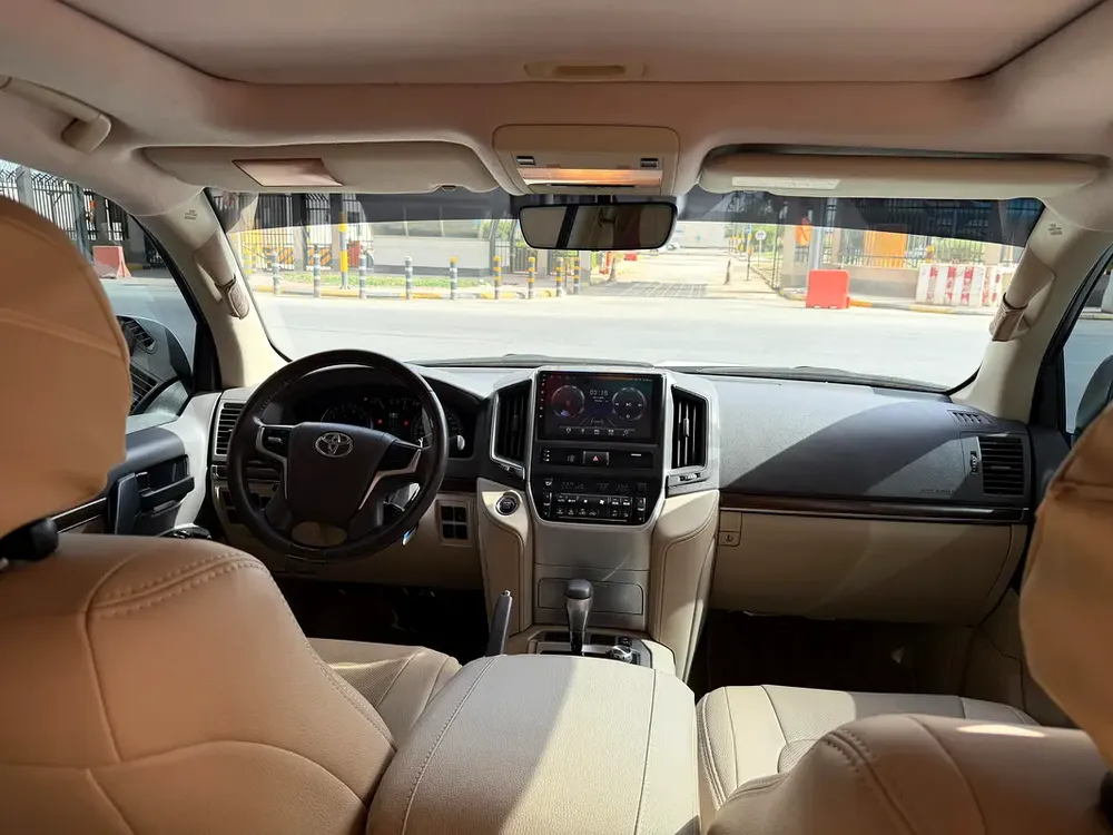 Toyota Land Cruiser GXR 2021, GCC Specs, Excellent Condition, 100% Original Paint - Image 12