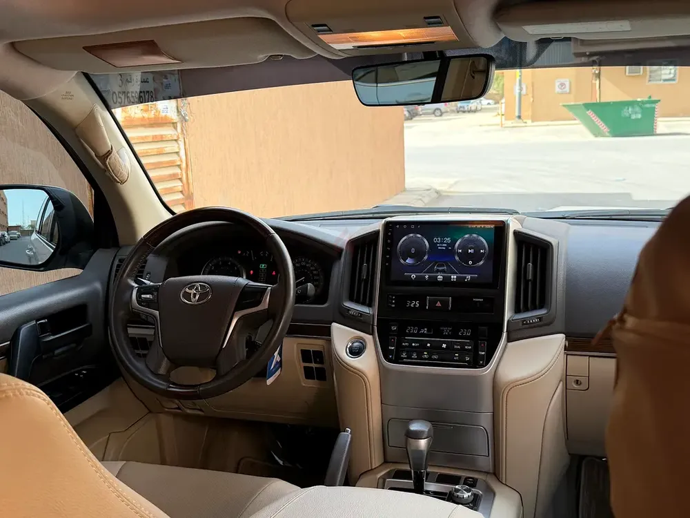 Toyota Land Cruiser GXR 2021, GCC Specs, Excellent Condition, 100% Original Paint - Image 13