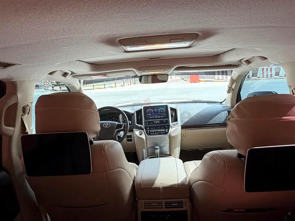 Toyota Land Cruiser GXR 2021, GCC Specs, Excellent Condition, 100% Original Paint - Image 14