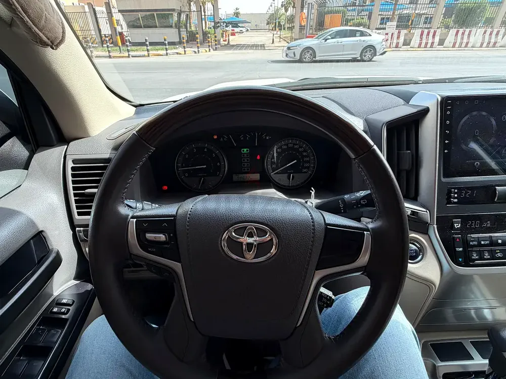 Toyota Land Cruiser GXR 2021, GCC Specs, Excellent Condition, 100% Original Paint - Image 15