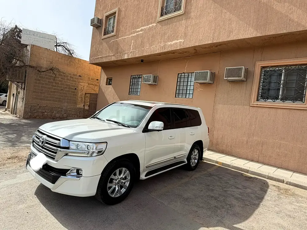 Toyota Land Cruiser GXR 2021, GCC Specs, Excellent Condition, 100% Original Paint - Image 4