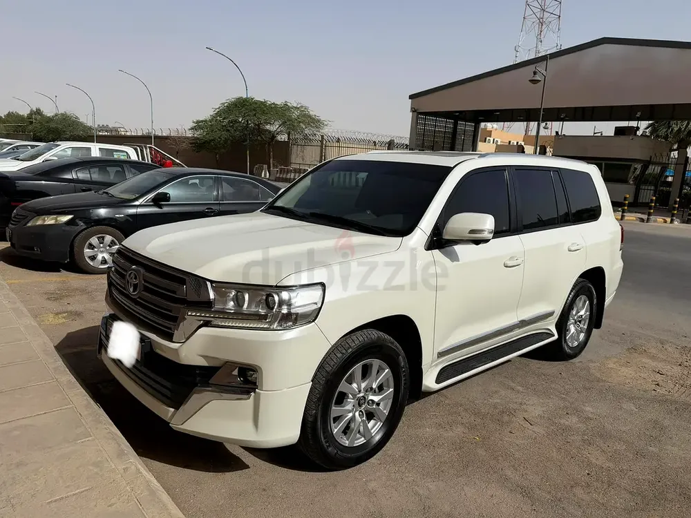 Toyota Land Cruiser GXR 2021, GCC Specs, Excellent Condition, 100% Original Paint - Image 6