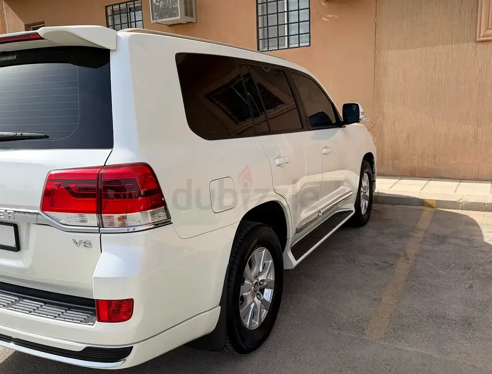 Toyota Land Cruiser GXR 2021, GCC Specs, Excellent Condition, 100% Original Paint - Image 8