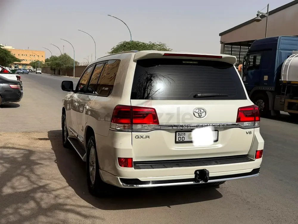 Toyota Land Cruiser GXR 2021, GCC Specs, Excellent Condition, 100% Original Paint - Image 9