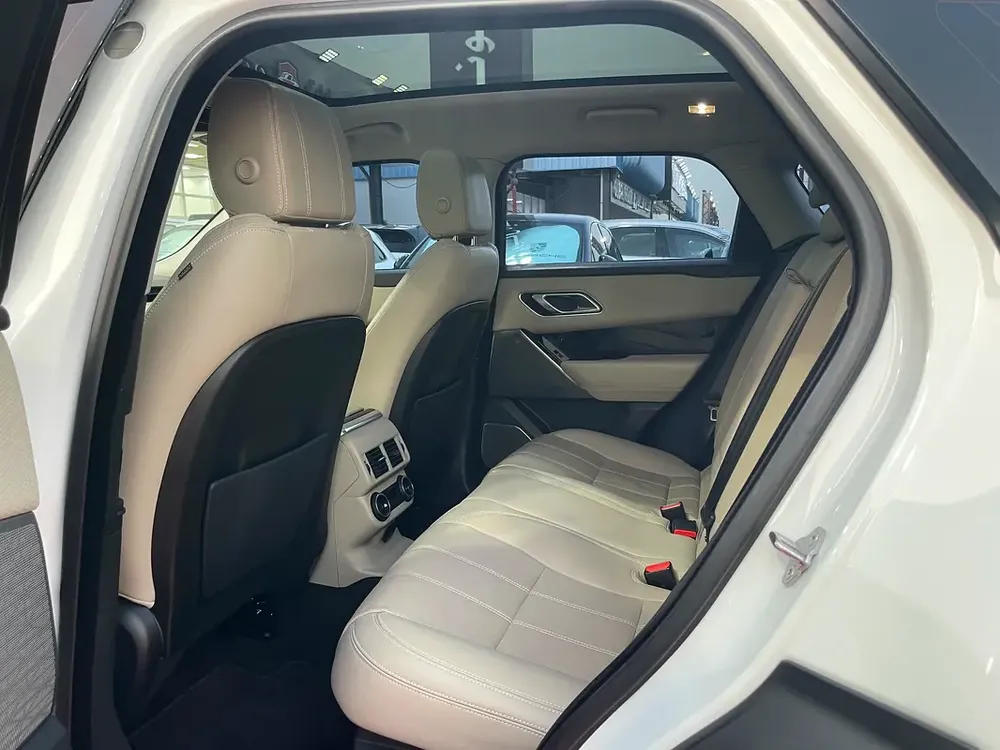 Rangers Rover Velar SE P250 R Dynamic GCC Under Warranty and Full Service From Agency - Image 9