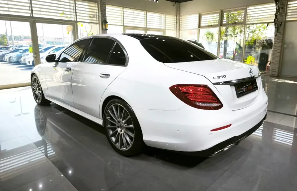 Exclusive E-350 . Original Paint . Fully Loaded . GCC . Low Mileage - Image 4