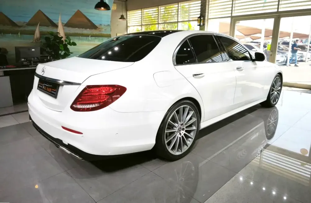 Exclusive E-350 . Original Paint . Fully Loaded . GCC . Low Mileage - Image 6