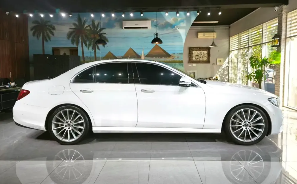 Exclusive E-350 . Original Paint . Fully Loaded . GCC . Low Mileage - Image 7