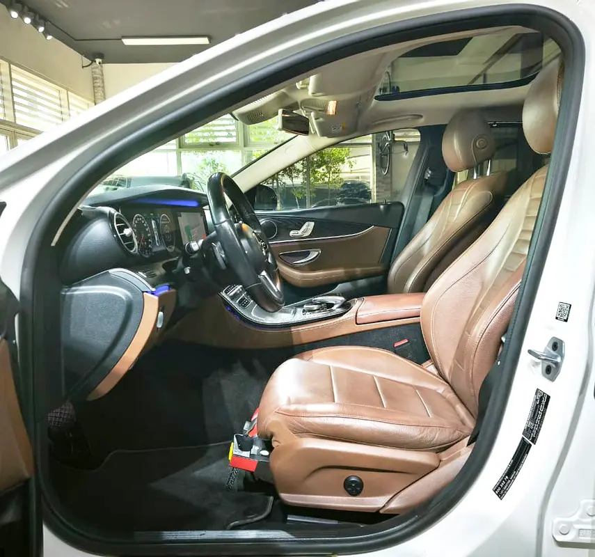 Exclusive E-350 . Original Paint . Fully Loaded . GCC . Low Mileage - Image 8