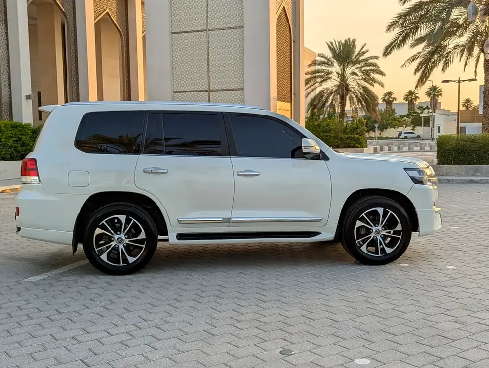 Toyota Land Cruiser 2018 GXR Top Full Option | GCC Specs | V8 4.6L | - Image 16