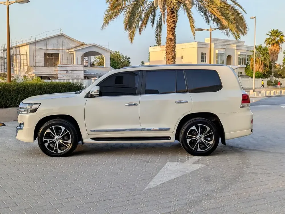 Toyota Land Cruiser 2018 GXR Top Full Option | GCC Specs | V8 4.6L | - Image 17