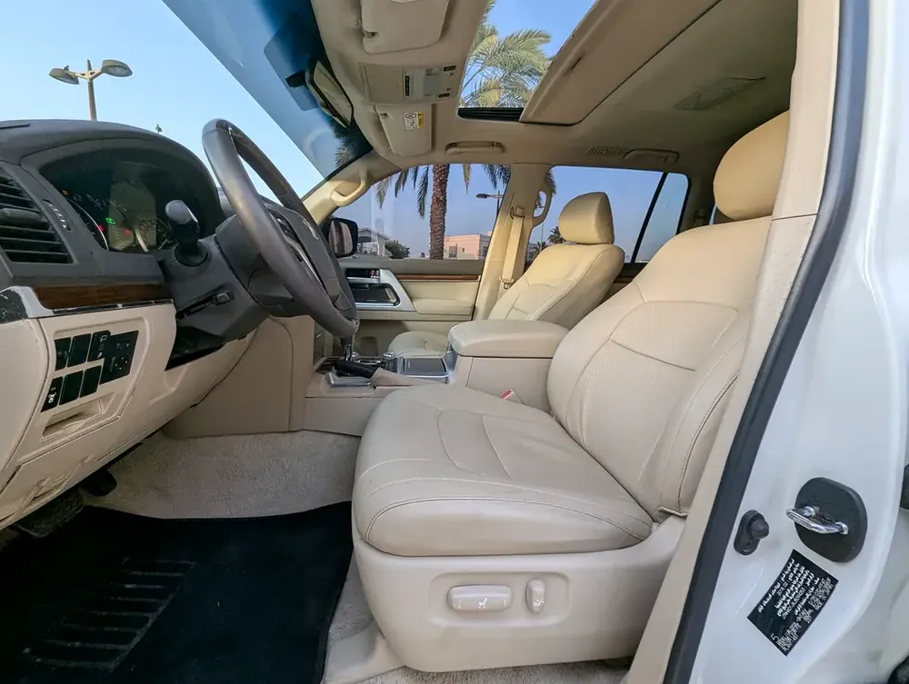 Toyota Land Cruiser 2018 GXR Top Full Option | GCC Specs | V8 4.6L | - Image 5
