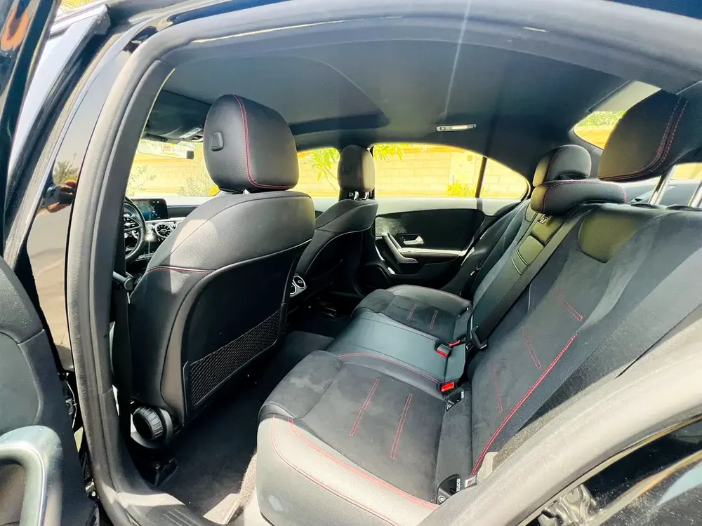 2022 A220 LOW km - Image 8