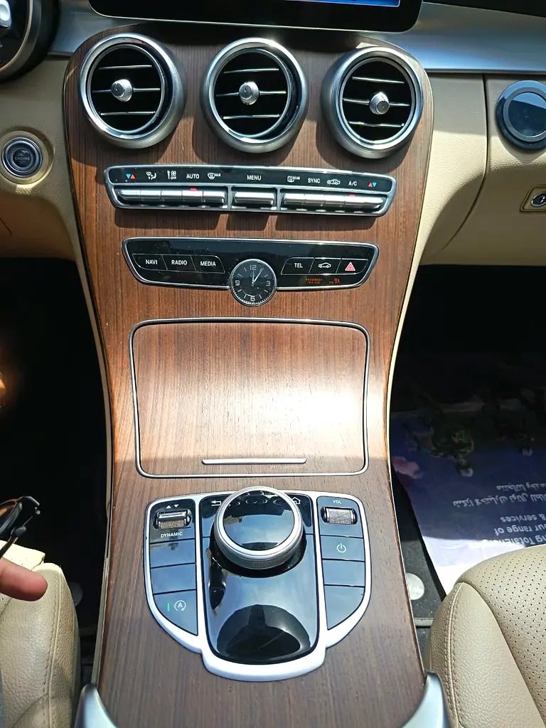 Mercedes-Benz C-Class C200 American Spec excellent condition - Image 8