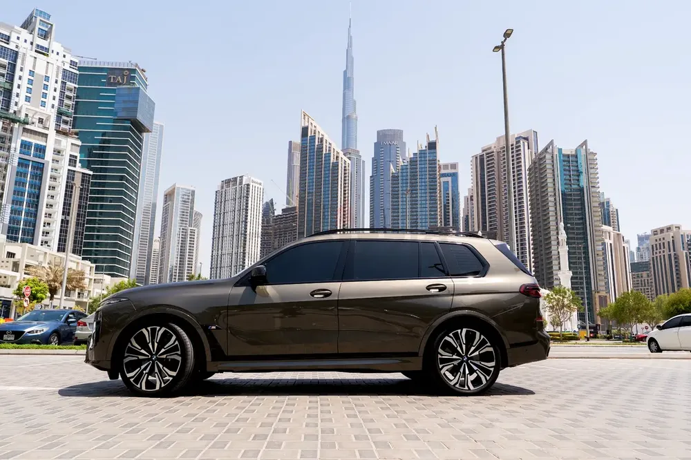 BMW X7 60i GCC warranty and service till 2030 - Image 4