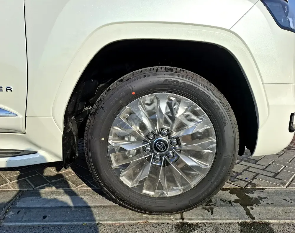 Land Cruiser GXR 3.5L 2026 White Petrol GCC (Export Only) - Image 15