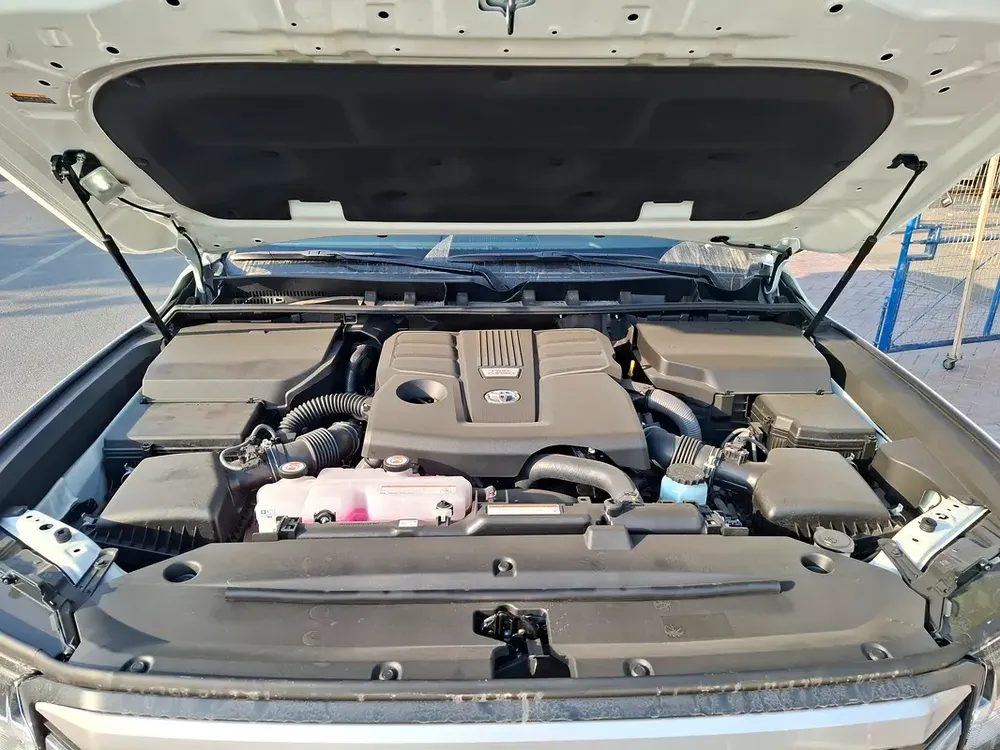 Land Cruiser GXR 3.5L 2026 White Petrol GCC (Export Only) - Image 18