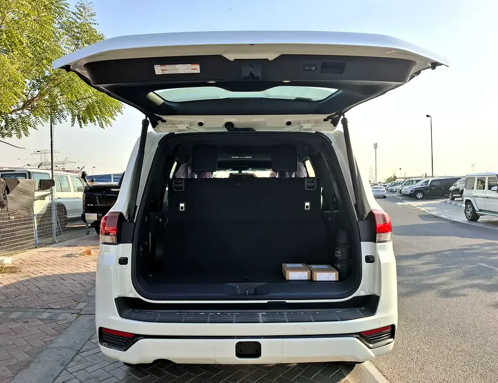 Land Cruiser GXR 3.5L 2026 White Petrol GCC (Export Only) - Image 4