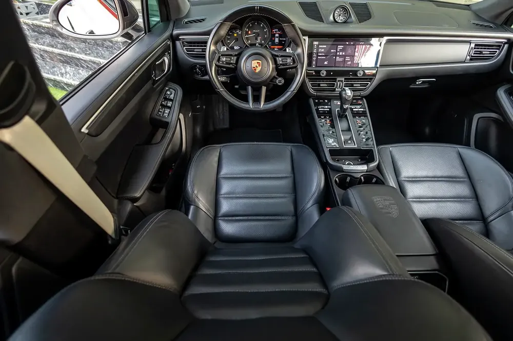 Porsche Macan T (LOW MILEAGE) 2023 GCC | Warranty - Image 14