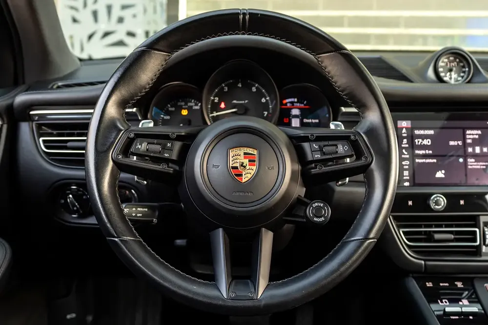 Porsche Macan T (LOW MILEAGE) 2023 GCC | Warranty - Image 16