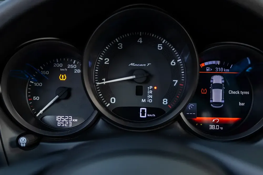 Porsche Macan T (LOW MILEAGE) 2023 GCC | Warranty - Image 18
