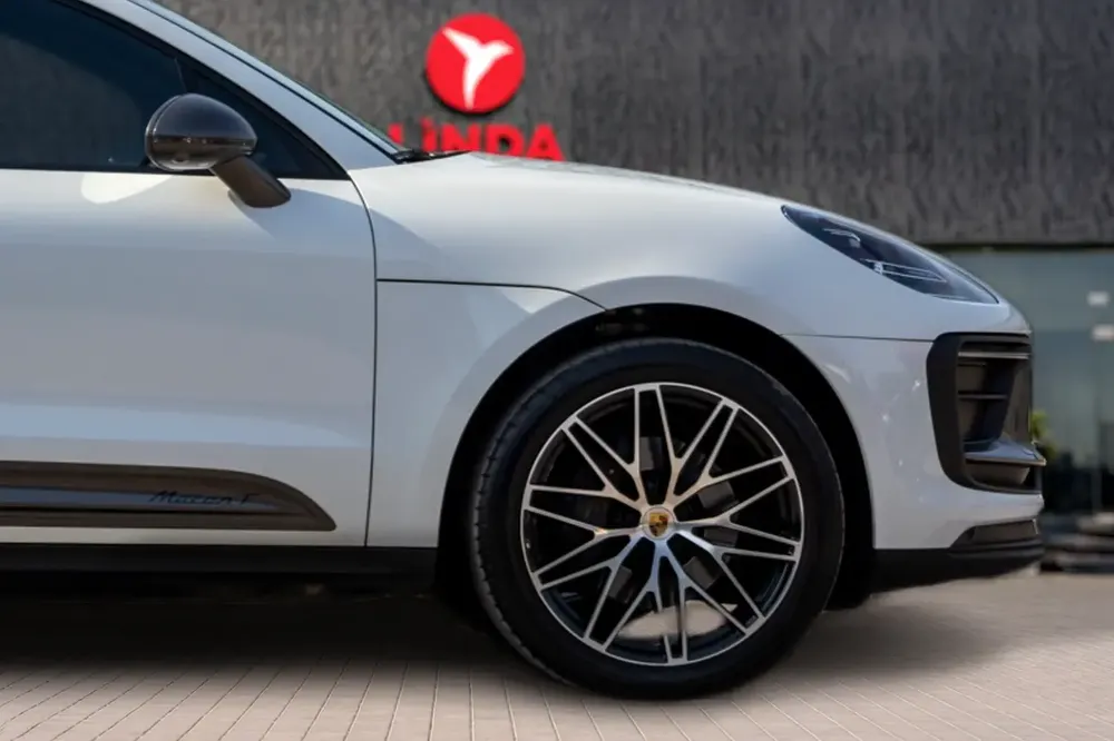 Porsche Macan T (LOW MILEAGE) 2023 GCC | Warranty - Image 8