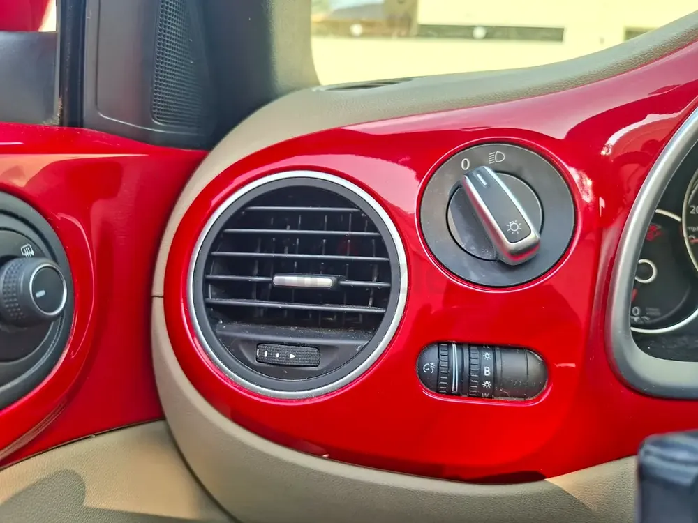 2019  Volkswagen beetle 2.0T in perfect condition - Image 12