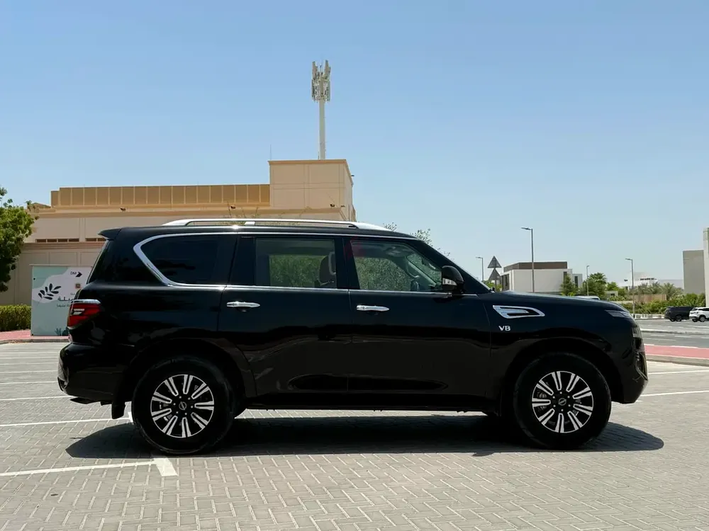 Nissan Patrol LE GCC Specs BUMBER TO BUMPER ORIGINAL PAINT, CLEAN TITTLE - Image 4