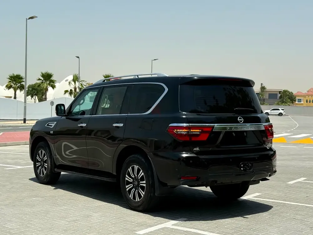 Nissan Patrol LE GCC Specs BUMBER TO BUMPER ORIGINAL PAINT, CLEAN TITTLE - Image 6