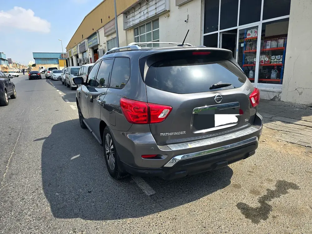 Nissan pathfinder Le full option free accident original paint first owner - Image 10