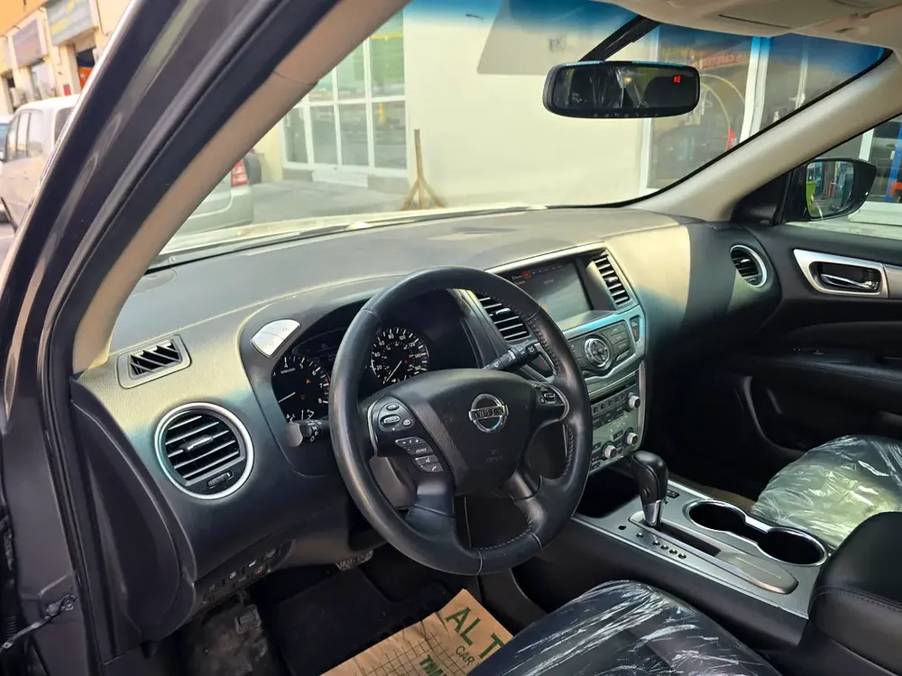 Nissan pathfinder Le full option free accident original paint first owner - Image 11