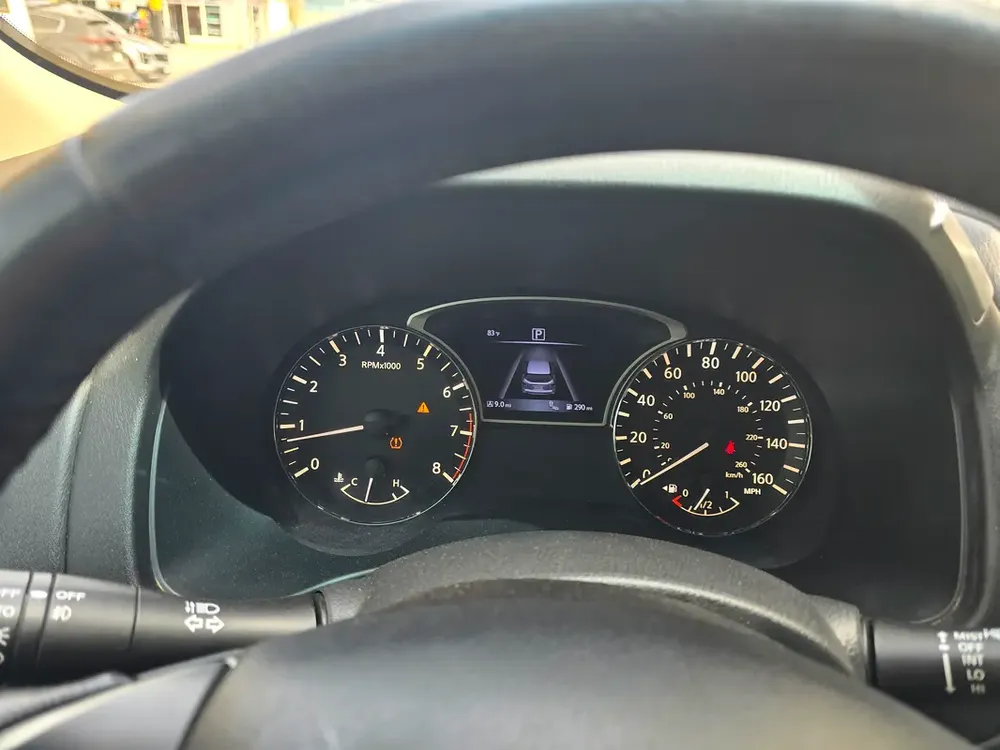 Nissan pathfinder Le full option free accident original paint first owner - Image 13