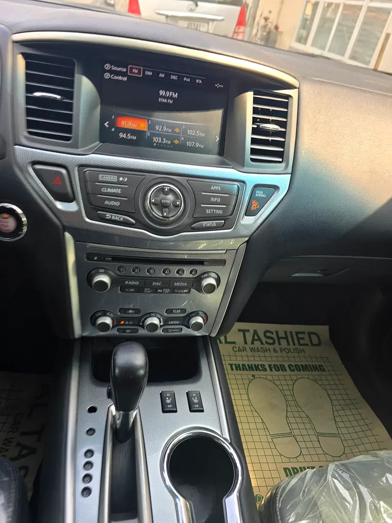 Nissan pathfinder Le full option free accident original paint first owner - Image 14