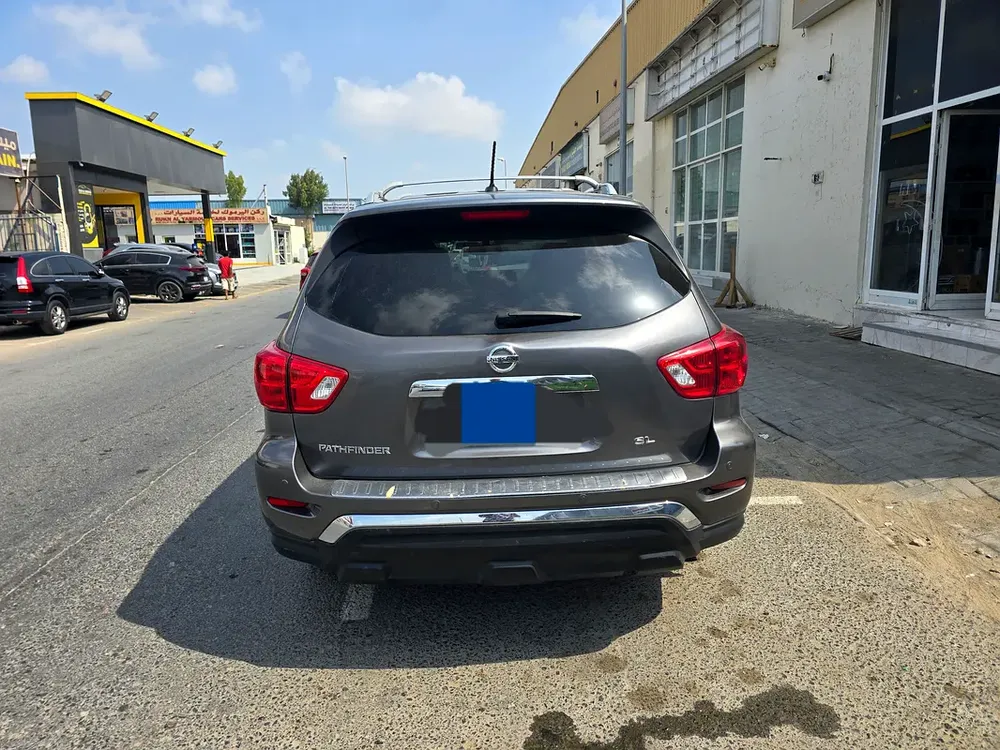 Nissan pathfinder Le full option free accident original paint first owner - Image 9