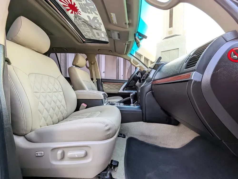 TOYOTA LAND CRUISER 2008 FACELIFTED 2025 VXR V8 FULL OPTION GCC IN EXCELLENT CONDITION - Image 4